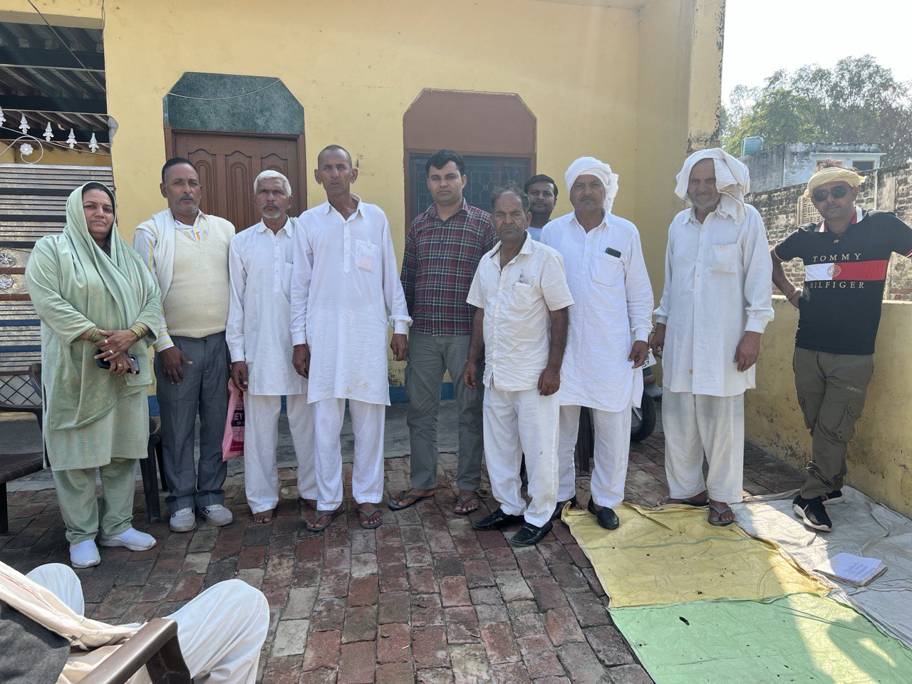 गांव कोल खेड़ा सरपंच कृष्ण चन्द्र रोड वह अन्य गांव के मुख्य मौजूद आदमियों ने मिलकर आश्रम में सहयोग किया